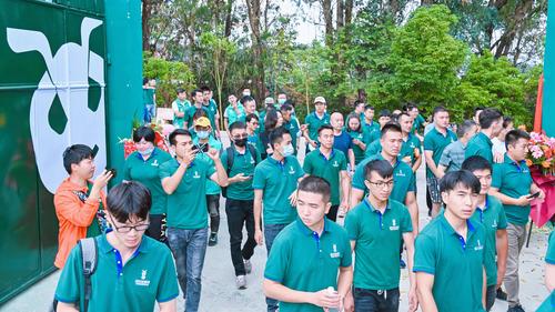 员工参观绿巨能分拣中心