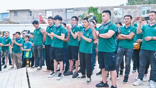 员工参观绿巨能回收分拣中心