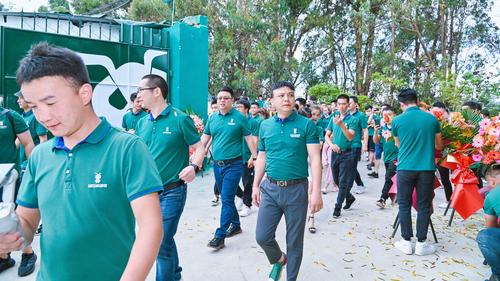 绿巨能员工参观新建分拣中心